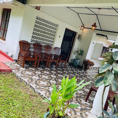 Hotel Charitha Rest Ampara Esterno foto